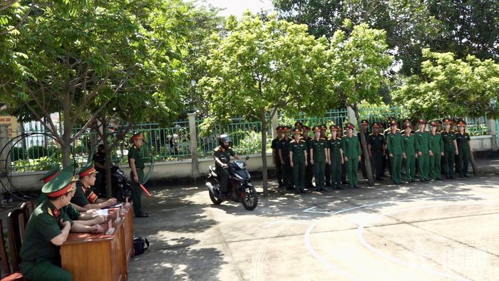  Lữ đoàn 94 tổ chức kiểm tra kỹ năng điều khiển xe mô tô của quân nhân.