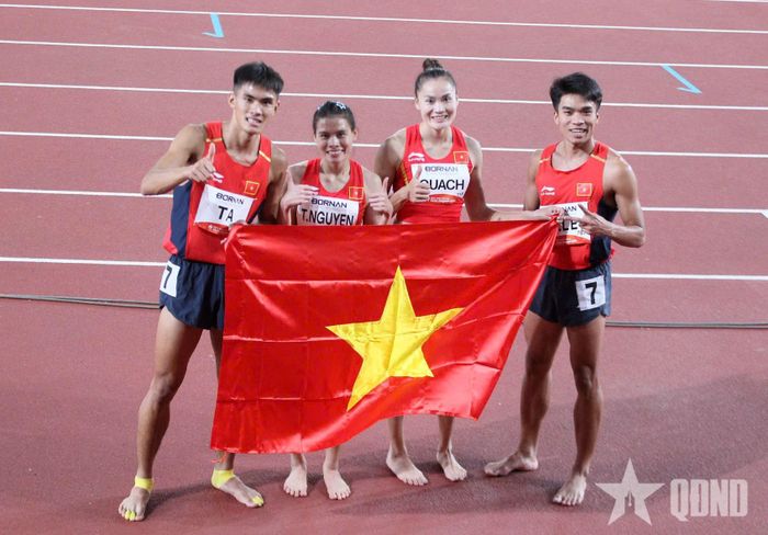 Tấm huy chương đồng ở nội dung 4x400m hỗn hợp nam nữ của điền kinh Việt Nam tại ASIAD 20 là kết quả đáng ghi nhận. Ảnh: BÙI LƯỢNG