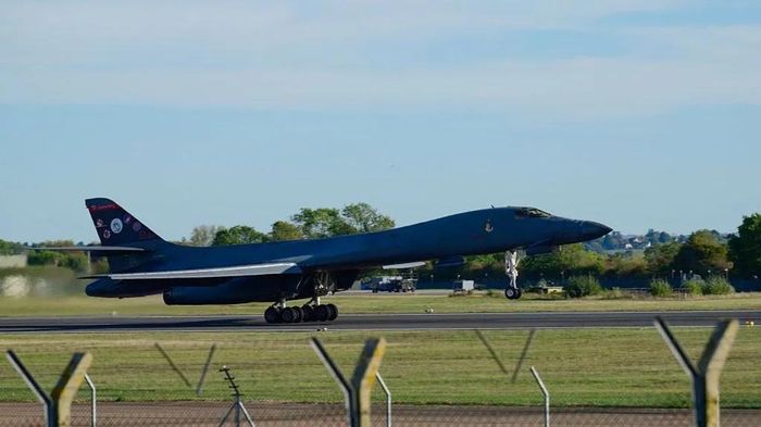 Máy bay ném bom B1 cất cánh từ căn cứ không quân RAF Fairford (Anh) trở về Mỹ hôm 4-10. Ảnh: Getty Images