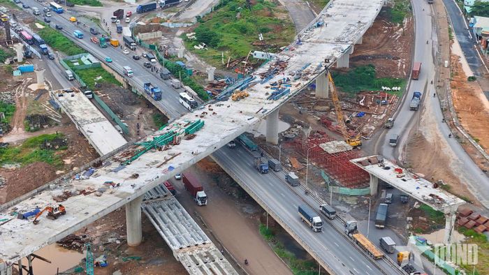Nút giao này liên thông với Quốc lộ 1, đường Mỹ Phước - Tân Vạn, tỉnh lộ 743, đường Nguyễn Xiển và cầu Đồng Nai. 
