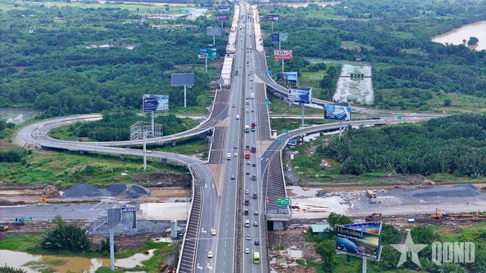  Nút giao HLD kết nối đường Vành đai 3 với cao tốc TP Hồ Chí Minh - Long Thành - Dầu Giây.
