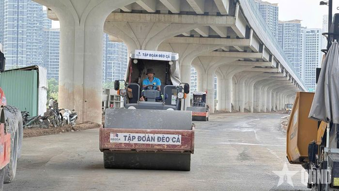   Công nhân thi công các hạng mục, đẩy nhanh tiến độ dự án.
