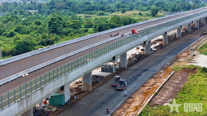 Hệ thống tường chống ồn được lắp đặt trên đoạn tuyến đi qua khu dân cư. 