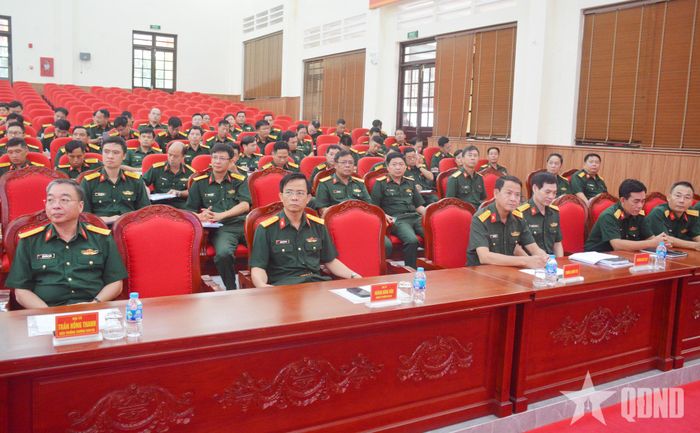 Các đại biểu dự khai mạc. 