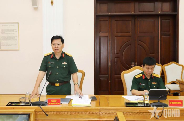 Đại tá Lê Văn Đông, Phó cục trưởng Cục Quân y phát biểu tại hội nghị. 