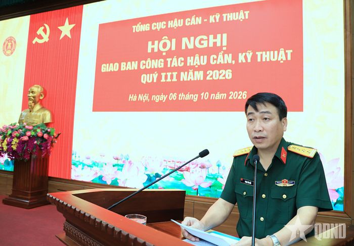  Đại tá Phạm Văn Hiểu, Cục trưởng Cục Hậu cần - Kỹ thuật báo cáo kết quả công tác hậu cần, kỹ thuật 9 tháng đầu năm 2026.