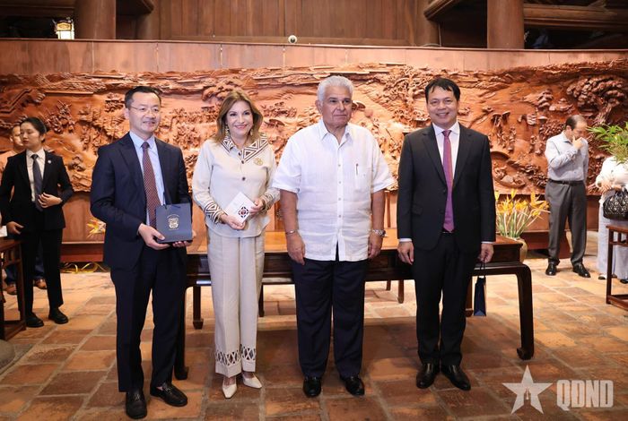 Tổng thống Cộng hòa Panama José Raúl Mulino và phu nhân viết lưu bút và chụp ảnh chung tại khu Văn Miếu - Quốc Tử Giám.