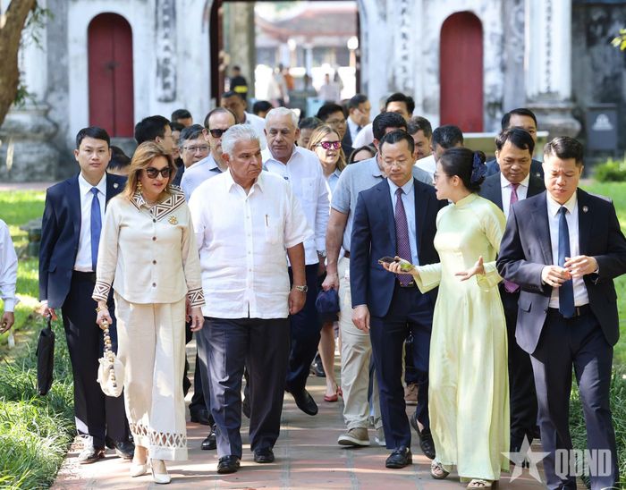Hướng dẫn viên giới thiệu về Văn Miếu - Quốc Tử Giám với Tổng thống Cộng hòa Panama José Raúl Mulino và phu nhân.