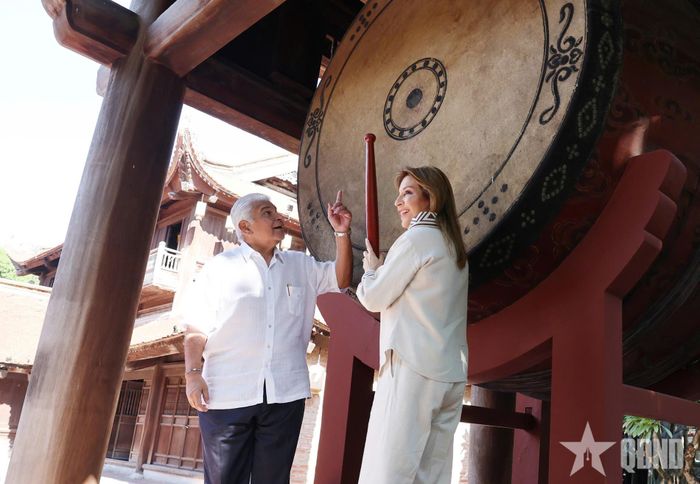 Tổng thống José Raúl Mulino và phu nhân đánh trống trong Văn Miếu - Quốc Tử Giám.
