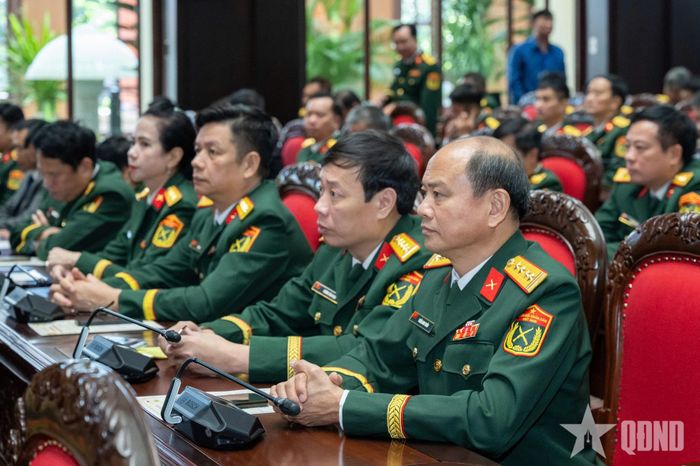  Các đại biểu dự buổi lễ. 