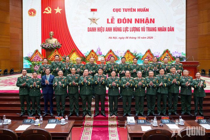 Các đại biểu dự buổi lễ chụp ảnh chung. 