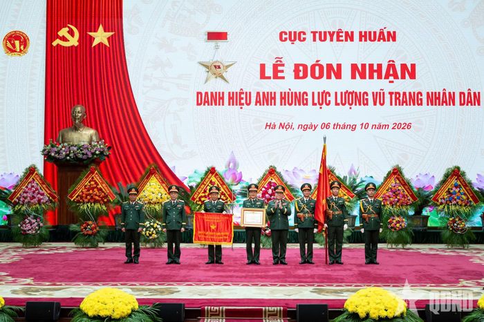  Thừa ủy quyền của Chủ tịch nước, Đại tướng Nguyễn Trọng Nghĩa trao danh hiệu Anh hùng lực lượng vũ trang nhân dân tặng Cục Tuyên huấn. 