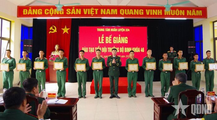  Thủ trưởng Trung tâm Huấn luyện 334 trao Giấy khen tặng các học viên có thành tích cao trong đào tạo Tiểu đội trưởng bộ binh khóa 46. 