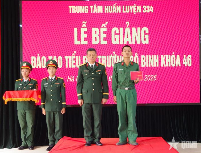 Thủ trưởng Trung tâm trao Bằng tốt nghiệp và quân hàm cho các đồng chí học viên tốt nghiệp.