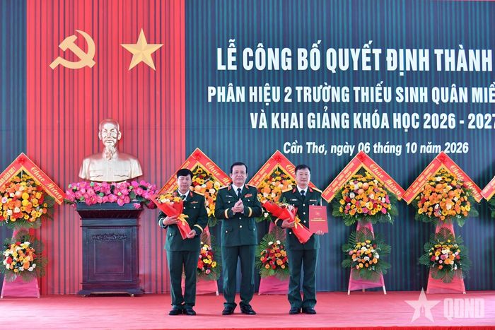 Trung tướng Hồ Văn Thái, Bí thư Đảng ủy, Chính ủy Quân khu 9 trao quyết định thành lập Đảng bộ Phân hiệu 2 Trường Thiếu sinh quân miền Nam. 