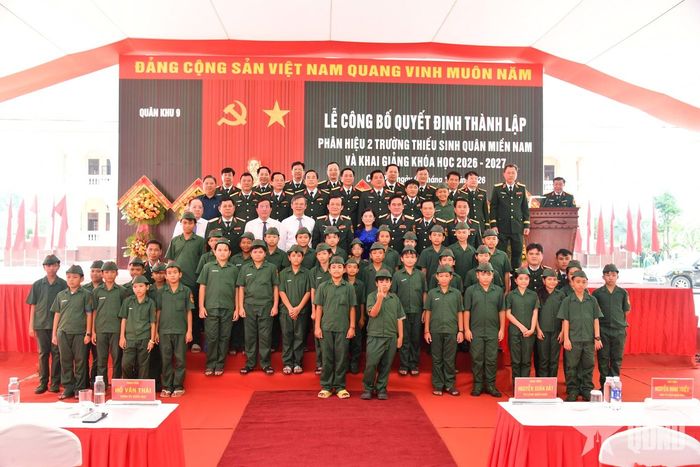 Đại biểu và các em học sinh Phân hiệu 2 Trường Thiếu sinh quân miền Nam. 