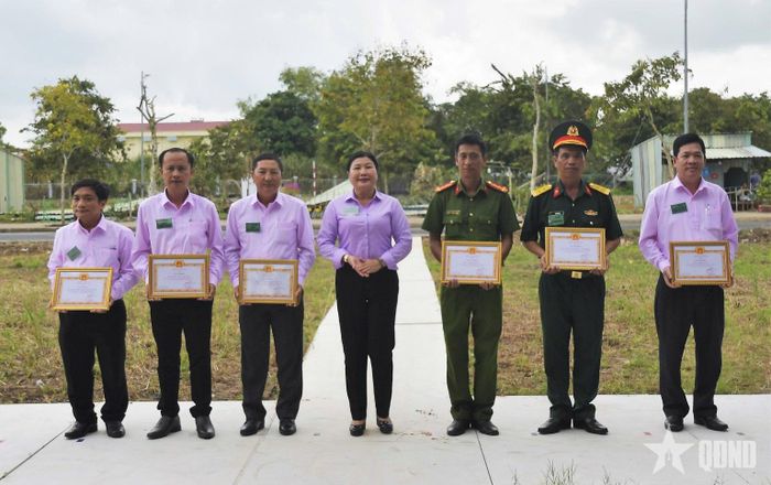  Ban tổ chức khen thưởng tập thể và cá nhân có thành tích tốt trong diễn tập.