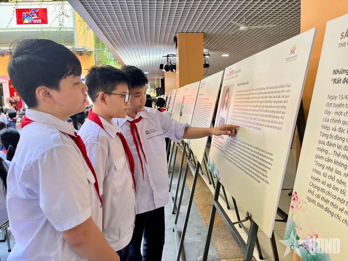 Học sinh Trường THCS Ngô Sĩ Liên chăm chú tìm hiểu các nội dung triển lãm.