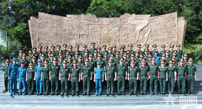 Đoàn đại biểu dâng hoa, báo công tại bức phù điêu “Bác Hồ nói chuyện với Đại đoàn Quân Tiên Phong”. 