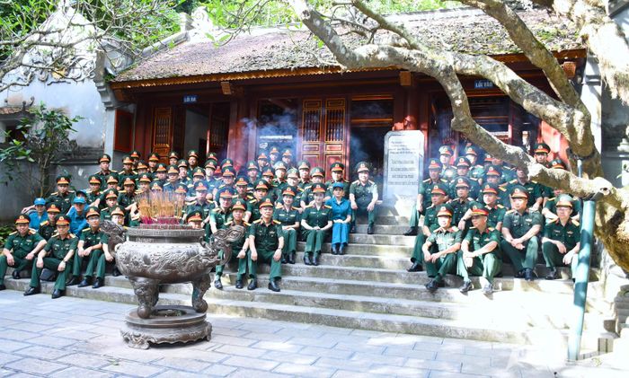 Đoàn đại biểu tại Đền Giếng. 
