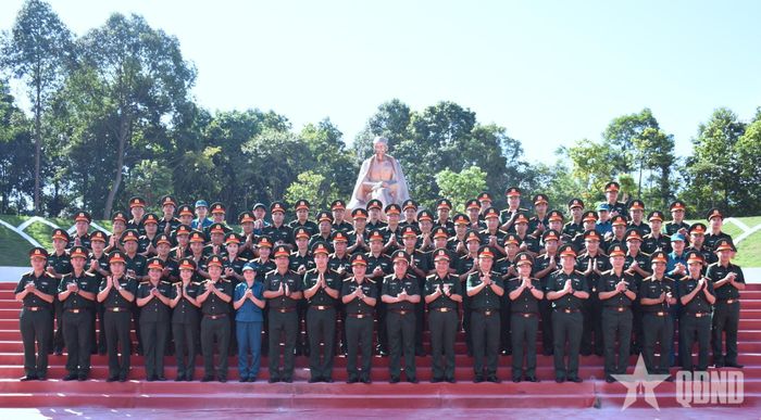 Các đại biểu tại Tượng đài “Bác Hồ với ngày hội non sông”.