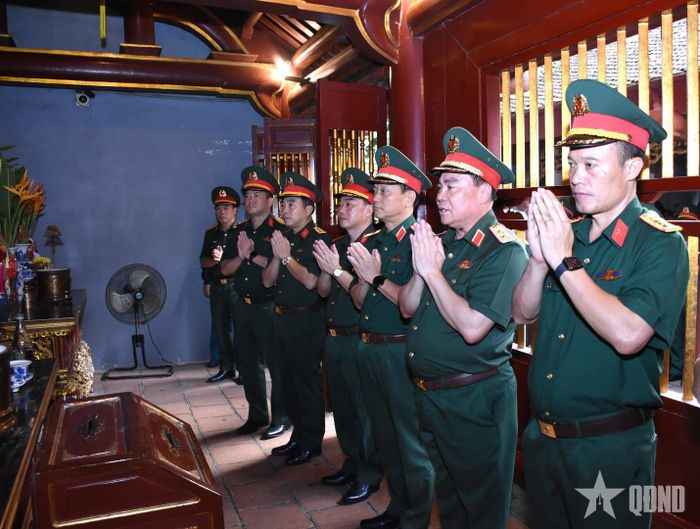  Trung tướng Phạm Đức Duyên, Bí thư Đảng ủy, Chính ủy Quân khu 2 cùng các đại biểu thành kính dâng hương. 