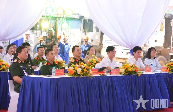 Các đại biểu dự lễ khởi công.