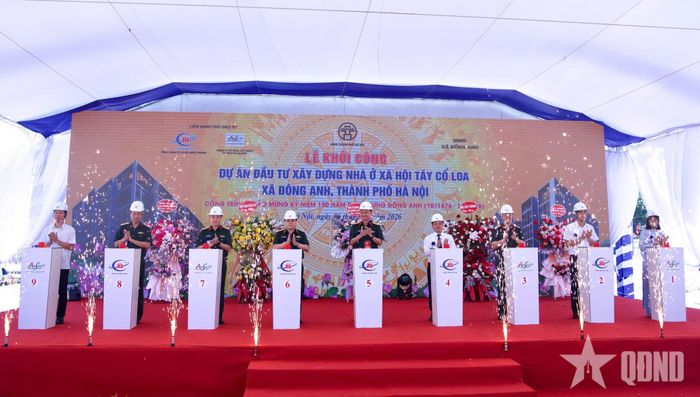 Các đại biểu thực hiện nghi thức khởi công dự án.