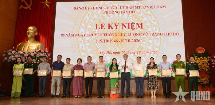  Lãnh đạo phường Tây Hồ trao thưởng tặng các tập thể, cá nhân hoàn thành tốt nhiệm vụ chào mừng kỷ niệm 80 năm Ngày truyền thống LLVT Thủ đô Hà Nội.  