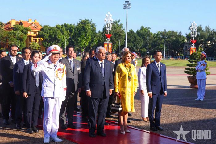 Tổng thống José Raúl Mulino và phu nhân đến đặt vòng hoa và vào Lăng viếng Chủ tịch Hồ Chí Minh.