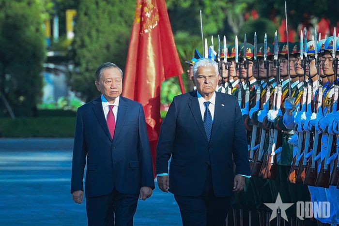 Tổng Bí thư, Chủ tịch nước Tô Lâm và Tổng thống José Raúl Mulino duyệt Đội danh dự Quân đội nhân dân Việt Nam.  