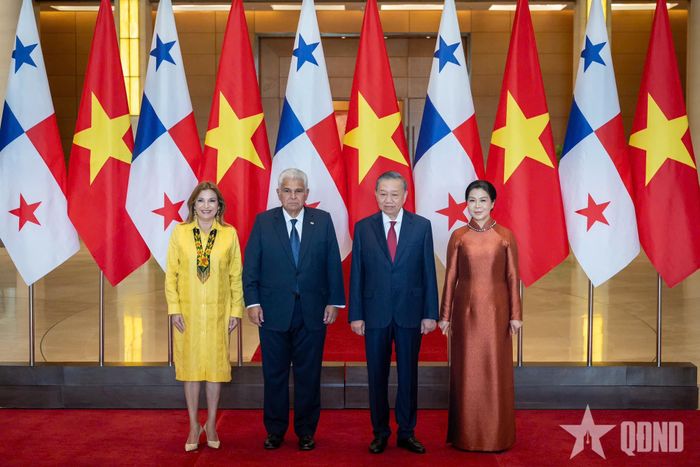 Tổng Bí thư, Chủ tịch nước Tô Lâm và phu nhân Ngô Phương Ly chụp ảnh chung cùng Tổng thống José Raúl Mulino và phu nhân Maricel Cohen De Mulino.