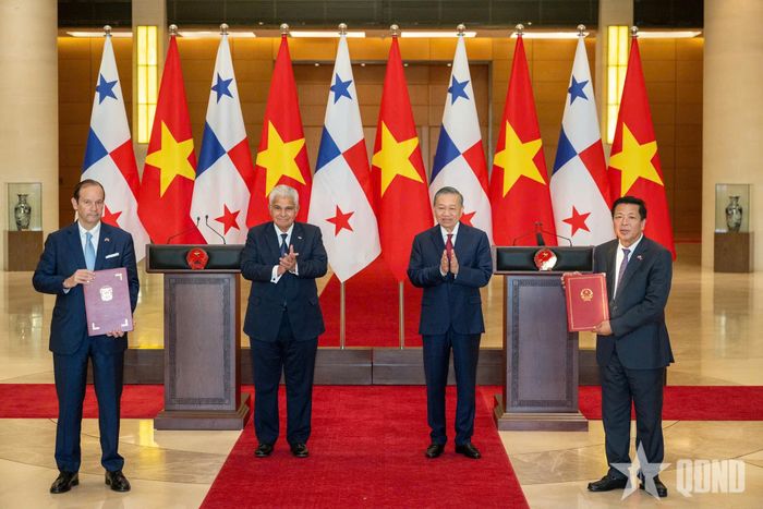 Tổng Bí thư, Chủ tịch nước Tô Lâm và Tổng thống José Raúl Mulino chứng kiến lễ trao các văn kiện hợp tác giữa các bộ, ngành hai nước.  