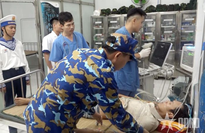 Cán bộ, chiến sĩ thăm hỏi, động viên ngư dân. 