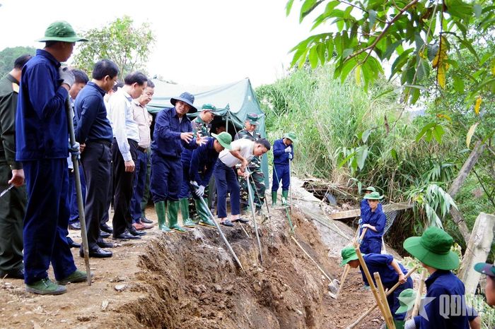 Đoàn công tác đã đến kiểm tra hoạt động quy tập, tìm kiếm mộ liệt sĩ tại bản Na Thoong, thị xã Sầm Nưa. 