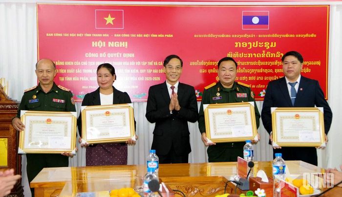  Đồng chí Đầu Thanh Tùng trao Bằng khen của Chủ tịch UBND tỉnh Thanh Hóa tặng các cá nhân của tỉnh Hủa Phăn vì có thành tích xuất sắc trong công tác khảo sát, tìm kiếm, quy tập hài cốt liệt sĩ mùa khô 2025-2026.  