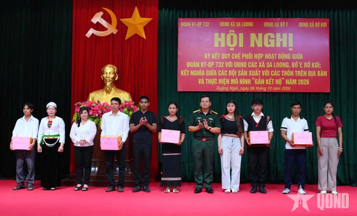 Đại tá Nguyễn Hồng Lam, Phó tư lệnh Binh đoàn 15 trao quà của Thiếu tướng Hoàng Văn Sỹ, Tư lệnh Binh đoàn 15 tặng các cặp hộ gắn kết. 