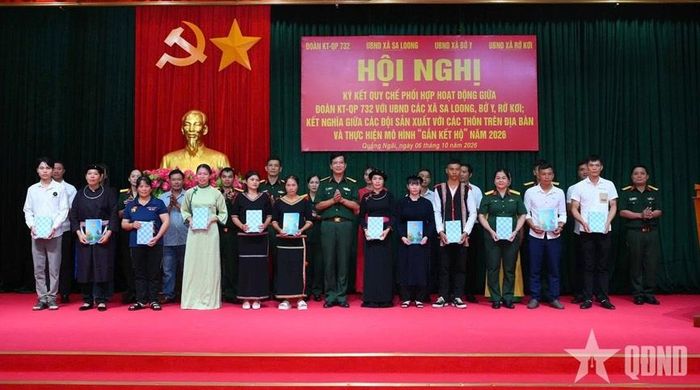 Đại tá Phan Văn Phú, Bí thư Đảng ủy, Phó đoàn trưởng Đoàn Kinh tế - Quốc phòng 732 trao quà tặng các cặp hộ tham gia mô hình “Gắn kết hộ”. 