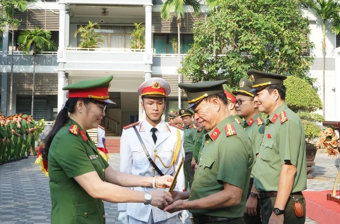 Lãnh đạo Công an TP Đà Nẵng trao thưởng cho các tập thể, cá nhân.