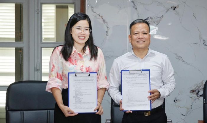 Lãnh đạo Ban Quản lý Di tích và Danh thắng TP Đà Nẵng ký biên bản bàn giao hiện vật với Bảo tàng Đà Nẵng.