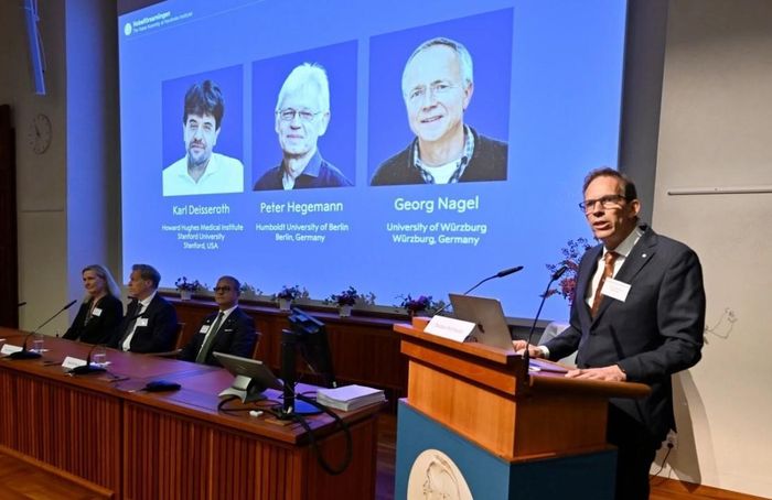 Lễ công bố tên 3 nhà khoa học đoạt giải Nobel Y sinh 2026. Ảnh: AP