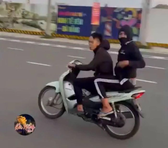 N.Đ.K. và V.M.T. thừa nhận là những người xuất hiện trong đoạn video đăng tải trên mạng xã hội với hành vi khiêu khích người đi đường