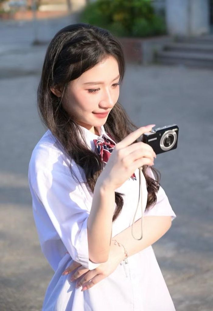 Khánh Ly đặt mục tiêu duy trì kết quả học tập tốt, trau dồi ngoại ngữ và tích cực tham gia hoạt động tại UEB.