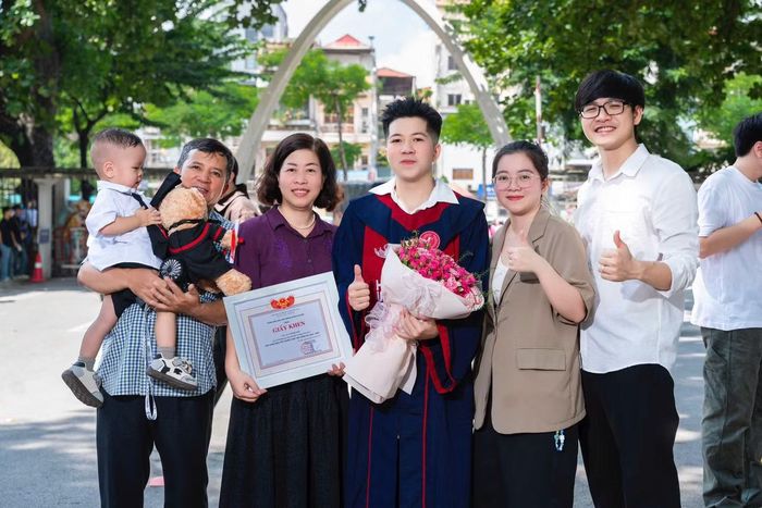 Vinh cùng gia đình chụp ảnh kỉ niệm trong ngày tốt nghiệp.
