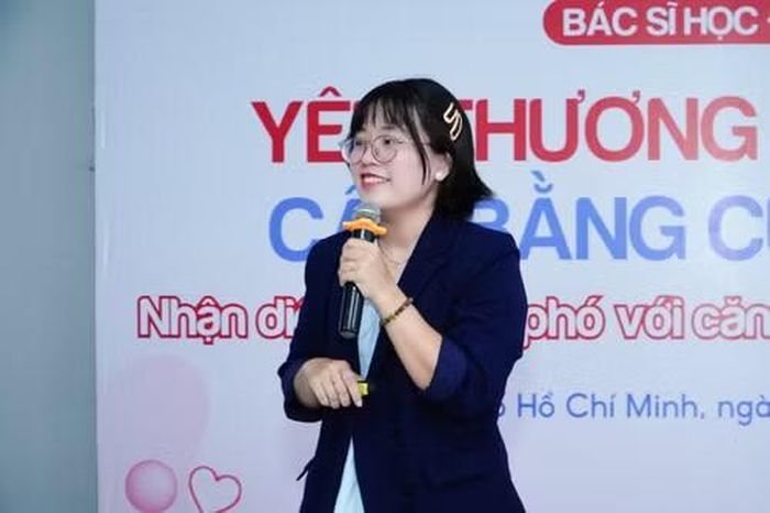 ThS. BS Trần Thanh Thiên Trúc (nguyên giảng viên trường ĐH Y khoa Phạm Ngọc Thạch) chia sẻ về sức khoẻ học đường với sinh viên TP. HCM.