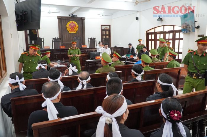 Người nhà bị hại có mặt tại phiên tòa. Ảnh: PHÚ NGÂN