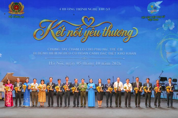 Chủ tịch Công đoàn Điện lực Việt Nam (thứ 6 từ phải sang) cùng đại diện các cơ quan, tổ chức, nhà hảo tâm nhận tri ân từ ban tổ chức chương trình “Kết nối yêu thương”. Ảnh: NGỌC TUẤN