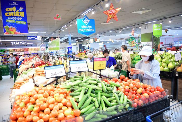 Khách hàng lựa chọn hàng thiết yếu tại Co.opmart. Giá cả, chất lượng và sự thuận tiện ngày càng trở thành những yếu tố cạnh tranh của bán lẻ hiện đại. Ảnh: MINH XUÂN