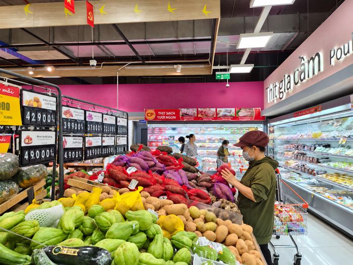 Người tiêu dùng mua sắm thực phẩm tươi sống tại Co.opmart, nhóm hàng thiết yếu có tần suất mua sắm cao. Ảnh: MINH XUÂN