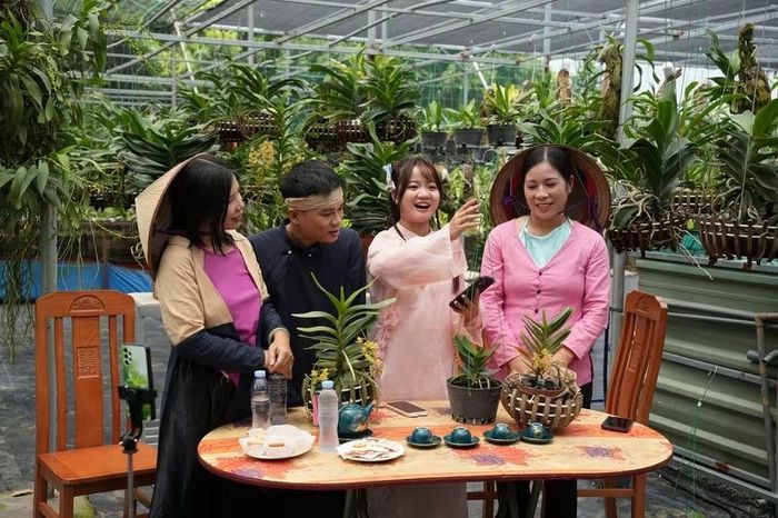  Một chương trình livestream bán hoa lan tại thôn Tân Hòa do UBND xã Hưng Đạo (TP Hà Nội) tổ chức ngày 5-9. Ảnh: UBND XÃ HƯNG ĐẠO 